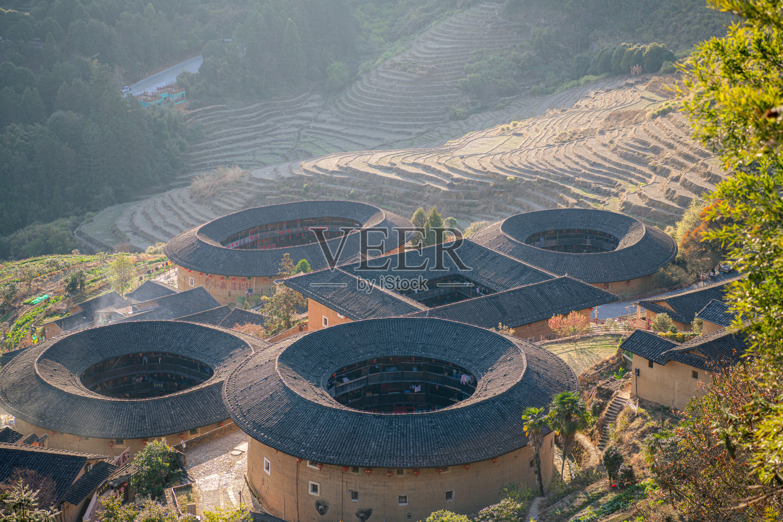 中国，日落时分，天坑土楼群的水平特写照片摄影图片