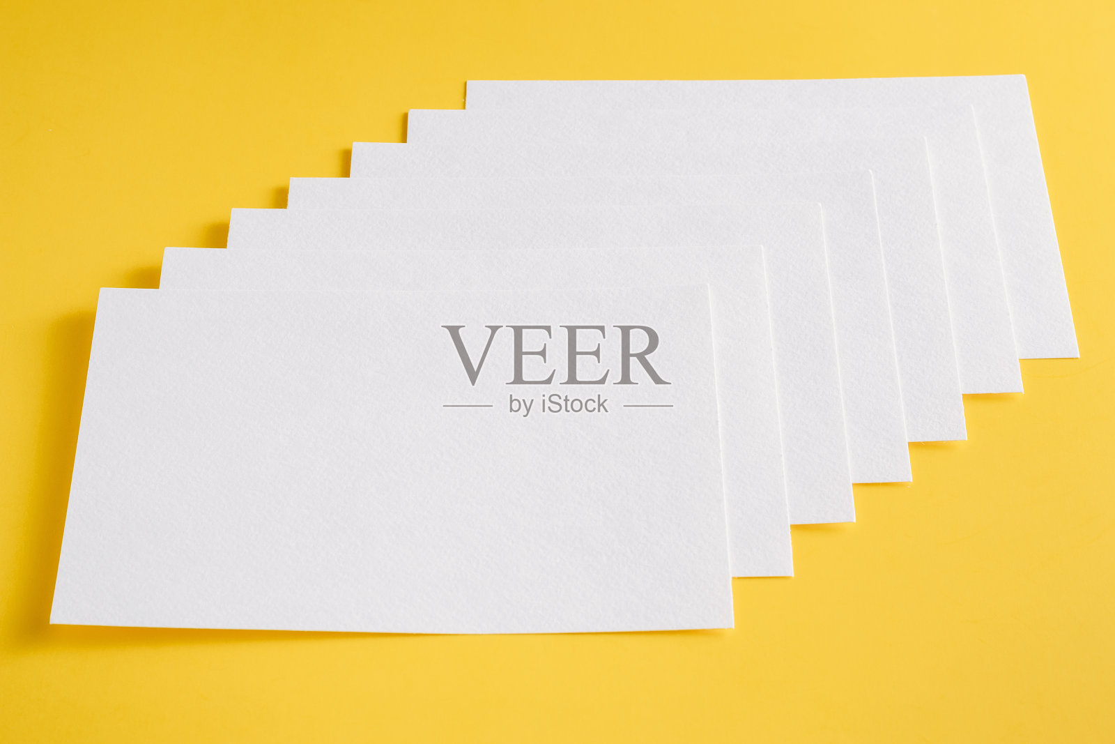 白纸、空页、黄底卡片。设计模型照片摄影图片