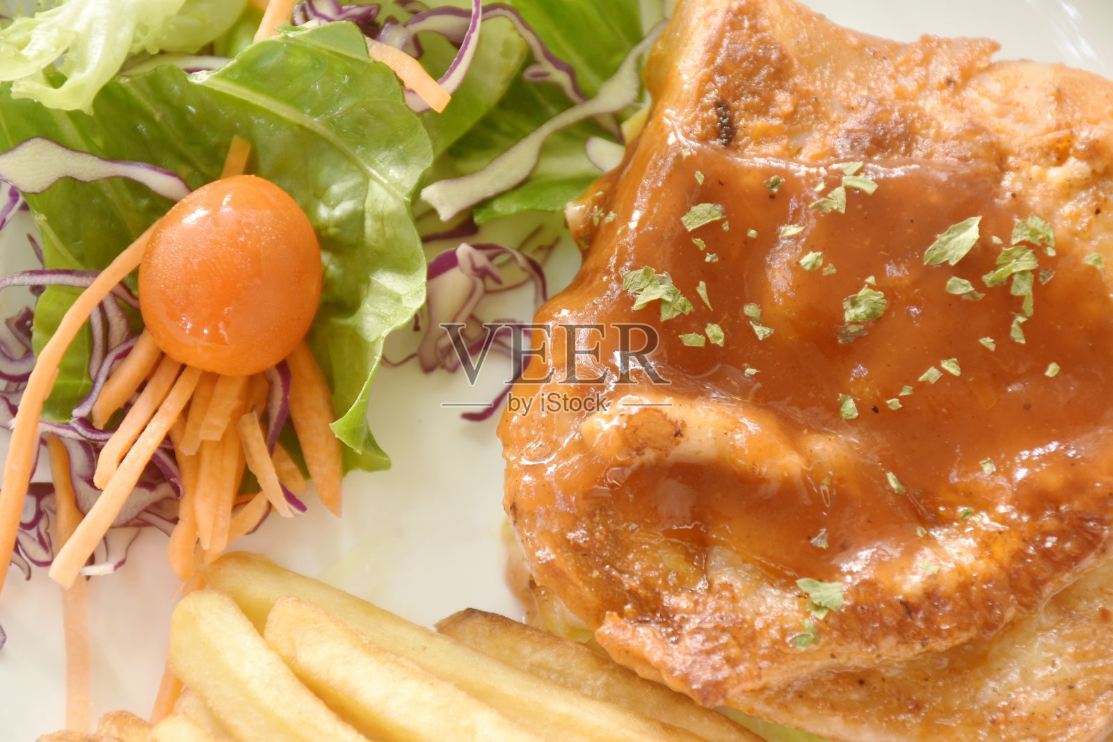 烤鸡黑胡椒牛排酱辣酱配薯条和沙拉照片摄影图片