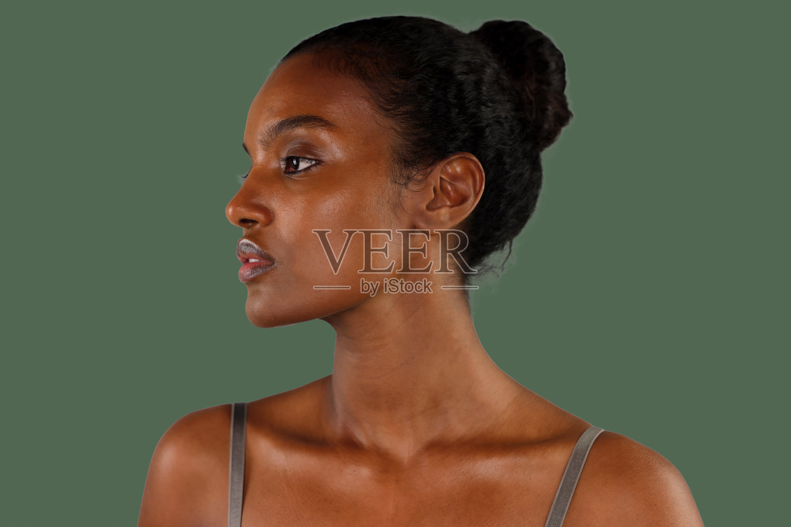 美丽的肖像，一个优雅的黑人妇女与柔和的化妆照片摄影图片