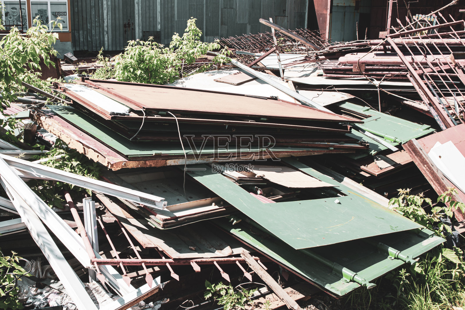 金属接收基地特写，里面装满了废金属，准备进一步运往冶炼厂照片摄影图片