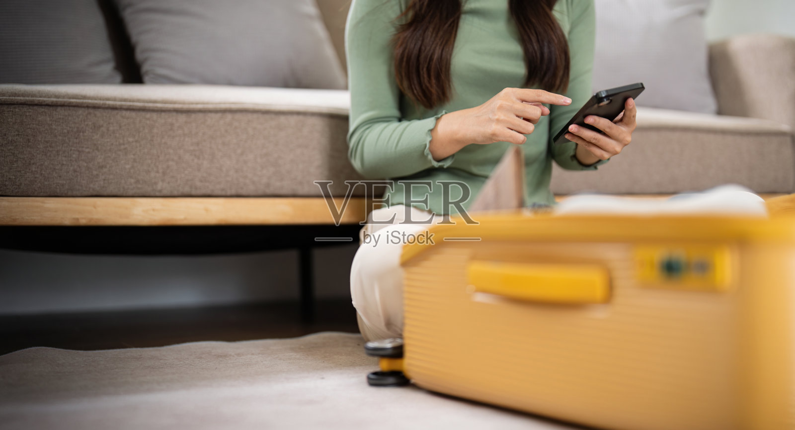 旅行者妇女打包准备的东西和装备衣服在手提箱旅行袋行李在家里度假，周末，旅游，旅行照片摄影图片