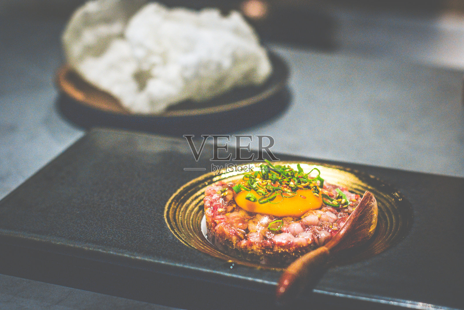 用A3和牛肉末，蛋黄，春鸡，米饼照片摄影图片