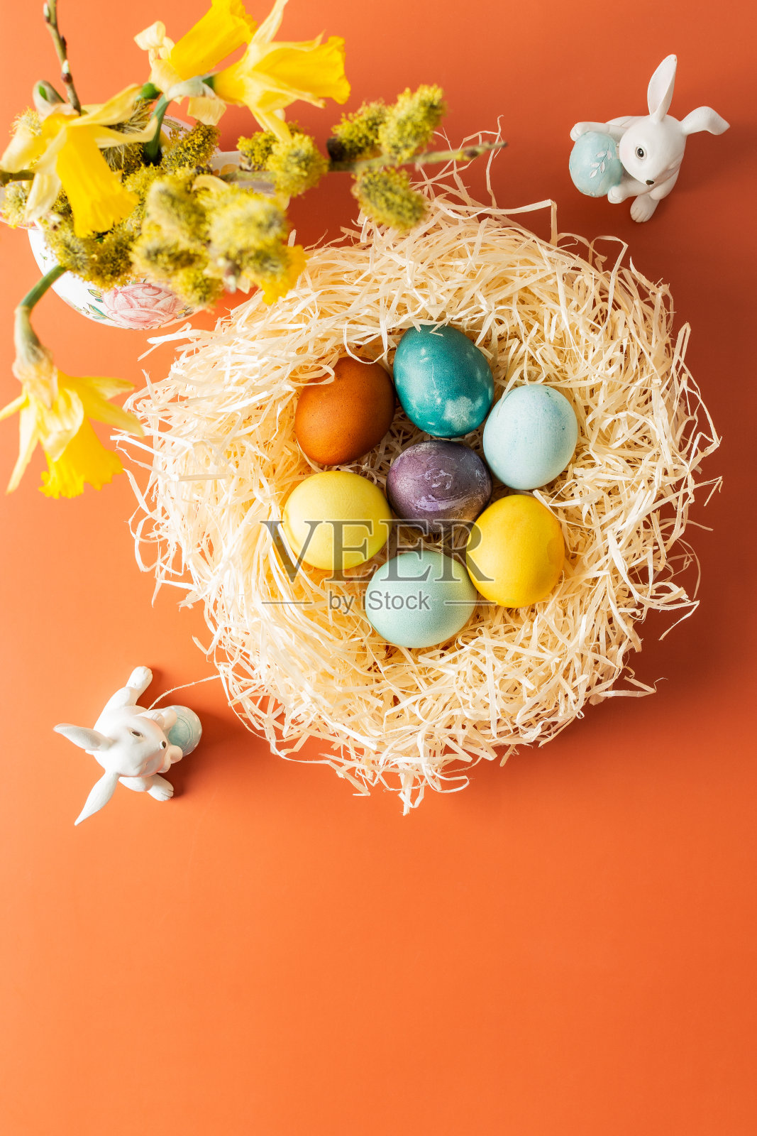 巢用天然染料染成复活节彩蛋照片摄影图片