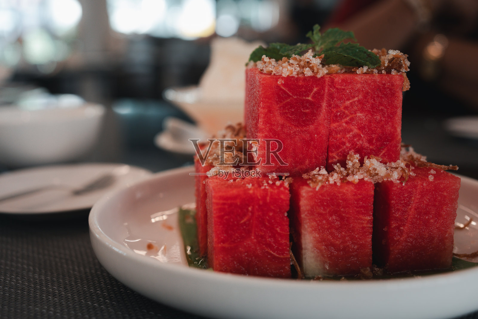 西瓜和鱼干调味小吃。照片摄影图片