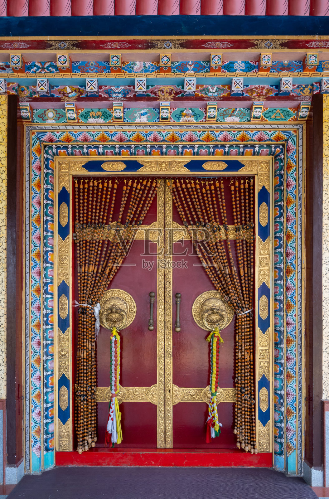 南卓林莲花生寺入口处装饰酒红色门框照片摄影图片