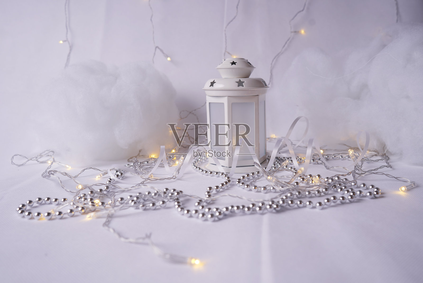 白色的灯笼和圣诞花环照片摄影图片