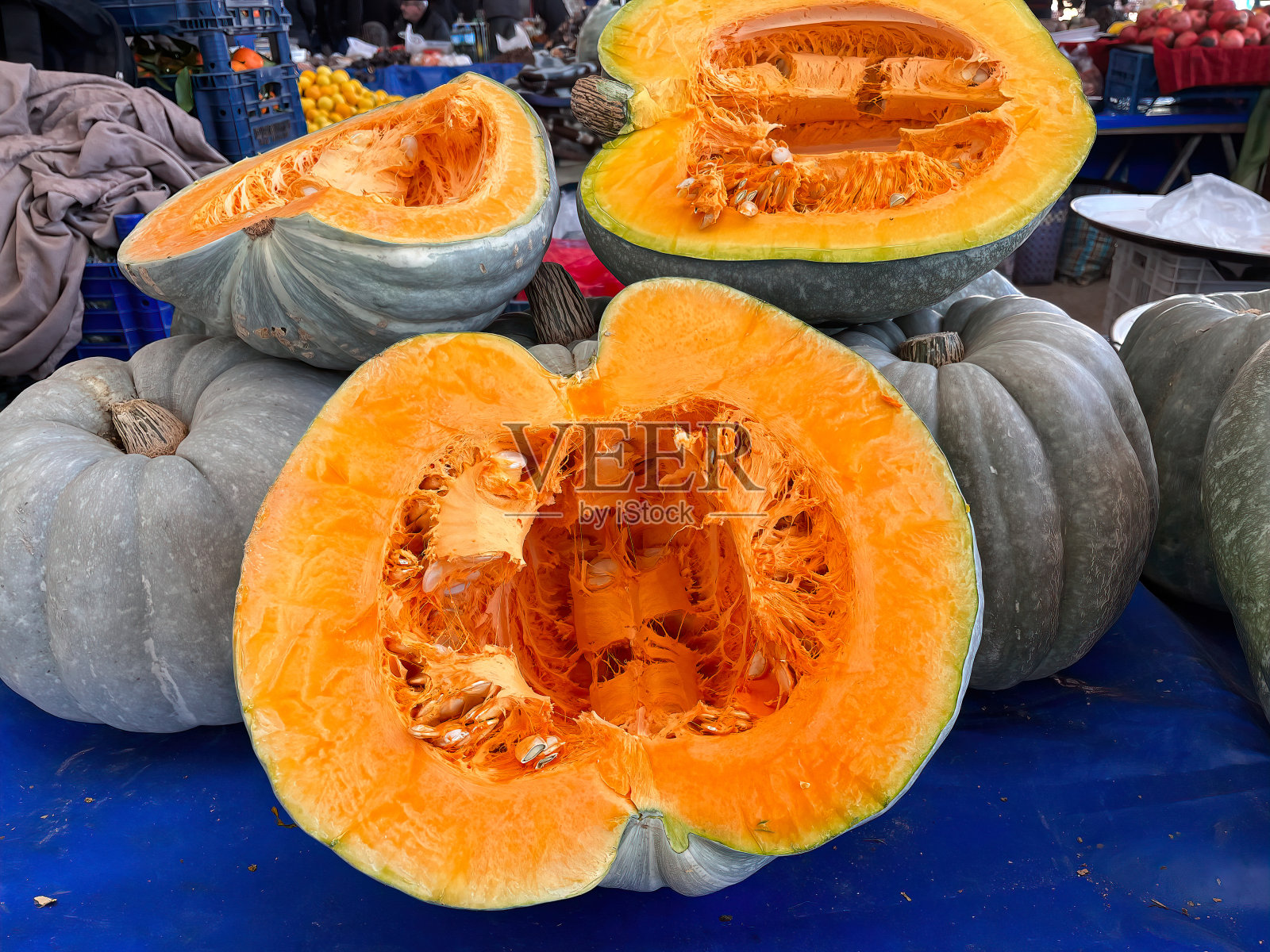 农贸市场上新鲜的南瓜。照片摄影图片