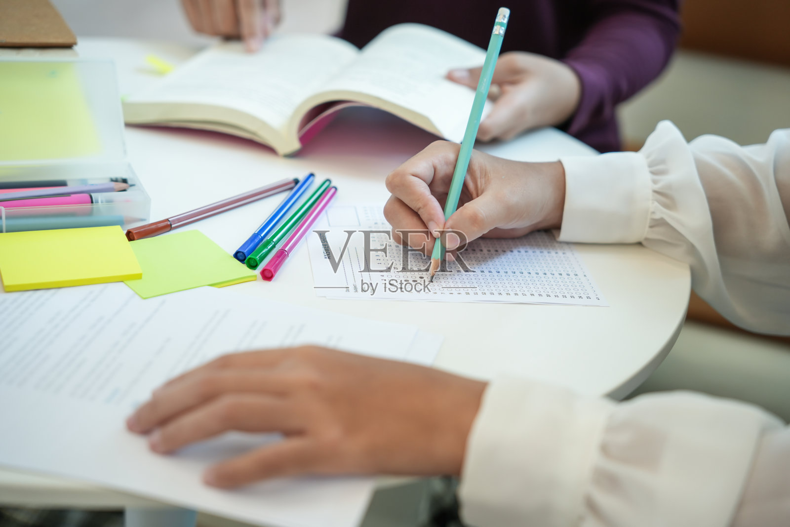 校园里一起学习的学生照片摄影图片