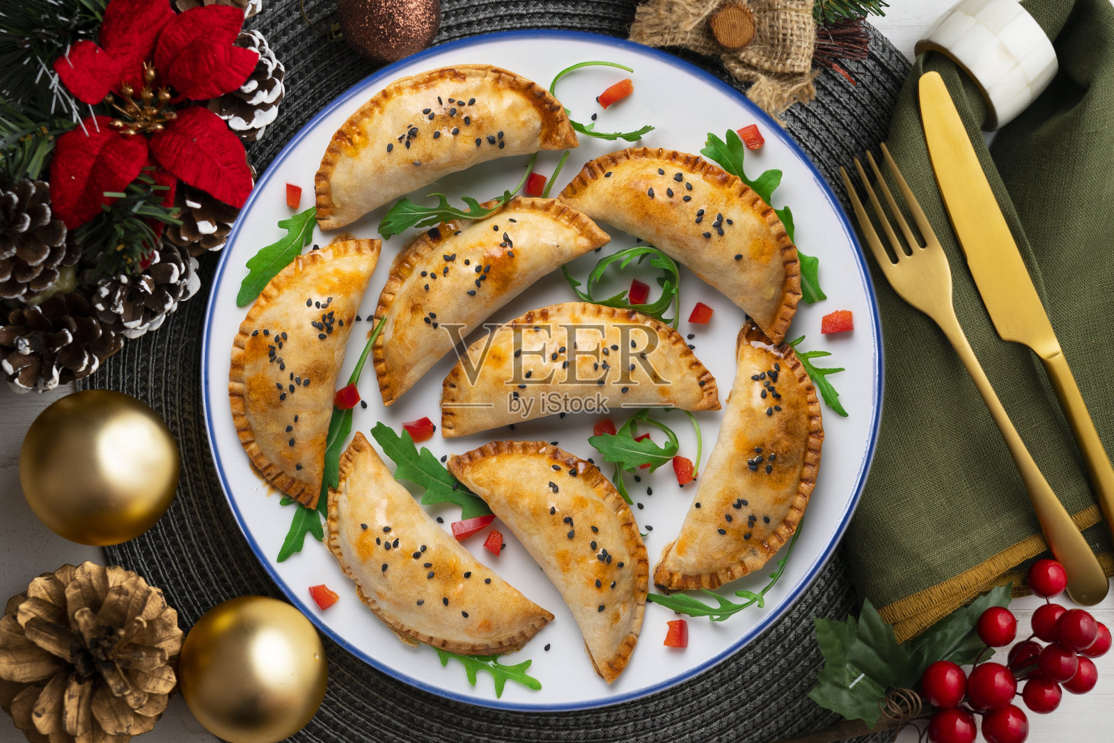 用传统食谱手工制作的阿根廷肉馅卷饼。照片摄影图片