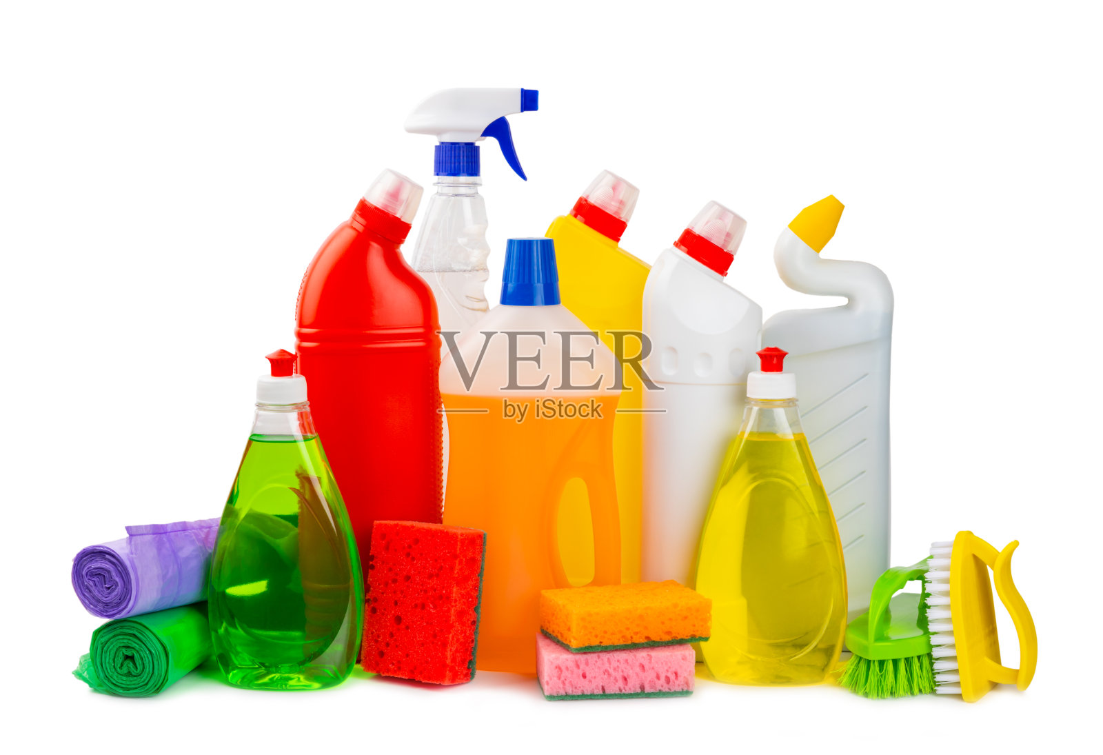 家用清洁产品，白色背景隔离。清洗的概念。特写镜头。家庭化学物质。清洁和洗涤剂在塑料瓶，海绵和手套。照片摄影图片