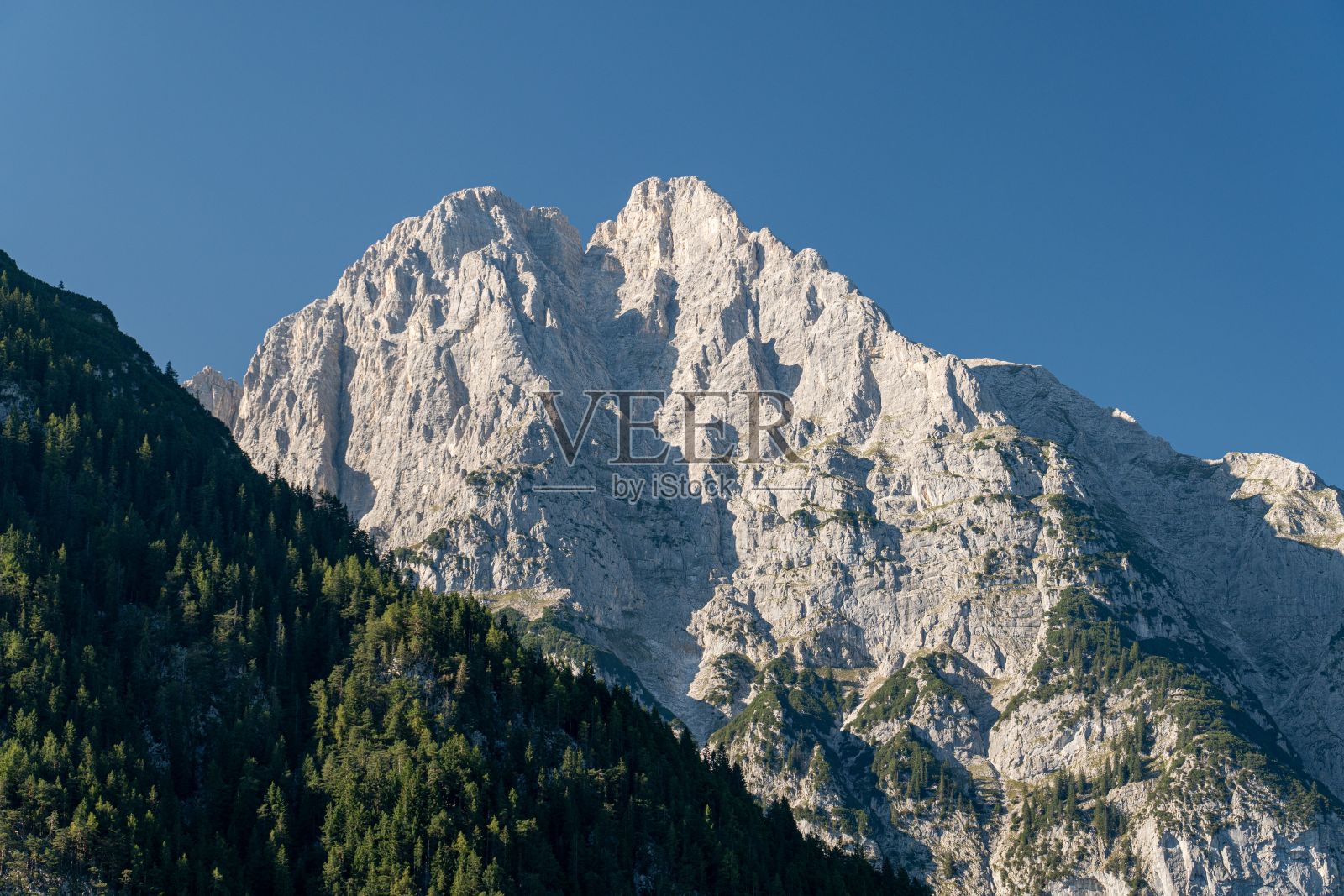奥地利蒂罗尔的洛伊塔什崎岖山脉的雄伟景观照片摄影图片