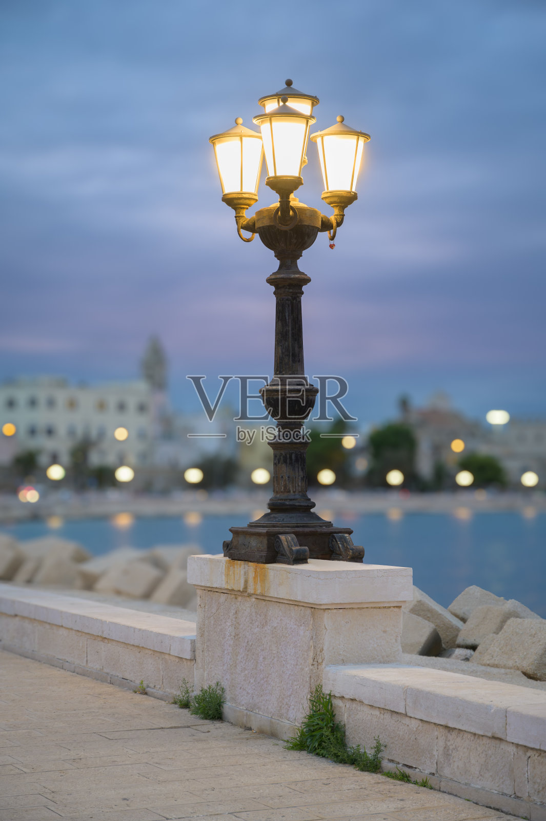 魅力沿着长廊:美丽的路灯照亮巴里，普利亚，意大利照片摄影图片