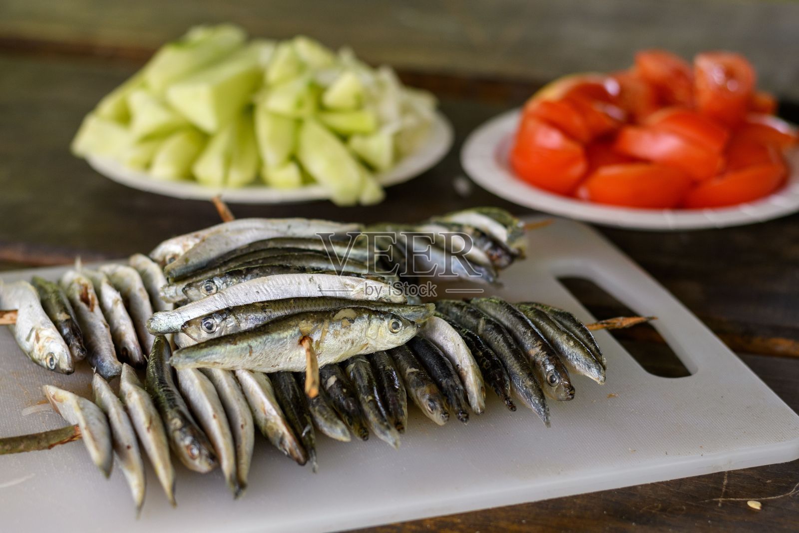 鱼串准备烤的特写照片摄影图片