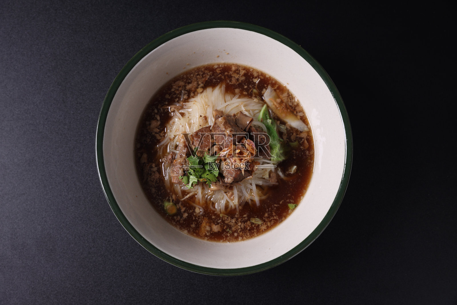 红烧肉面，泰国街头小吃孤立的黑色背景照片摄影图片