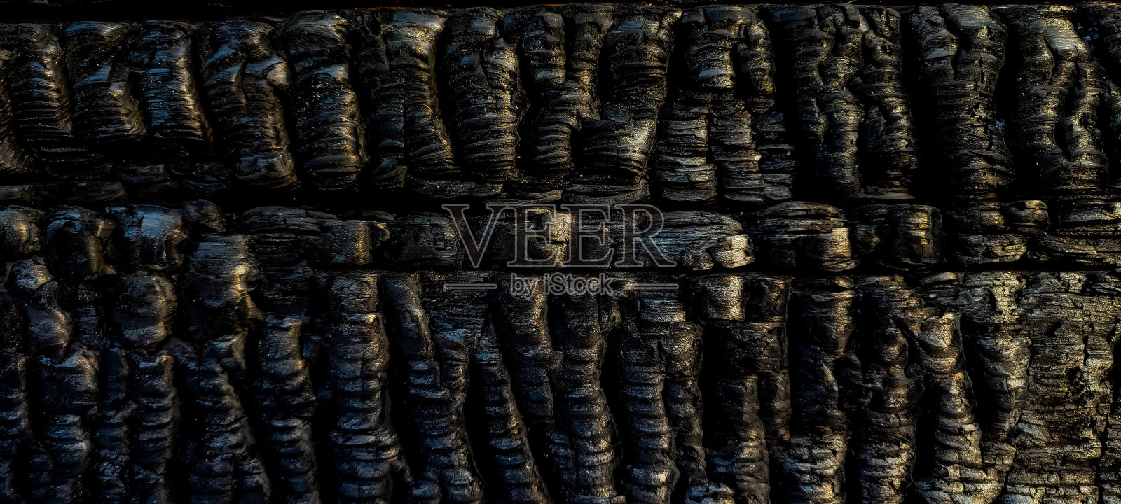 烧焦的黑色木板墙。照片摄影图片