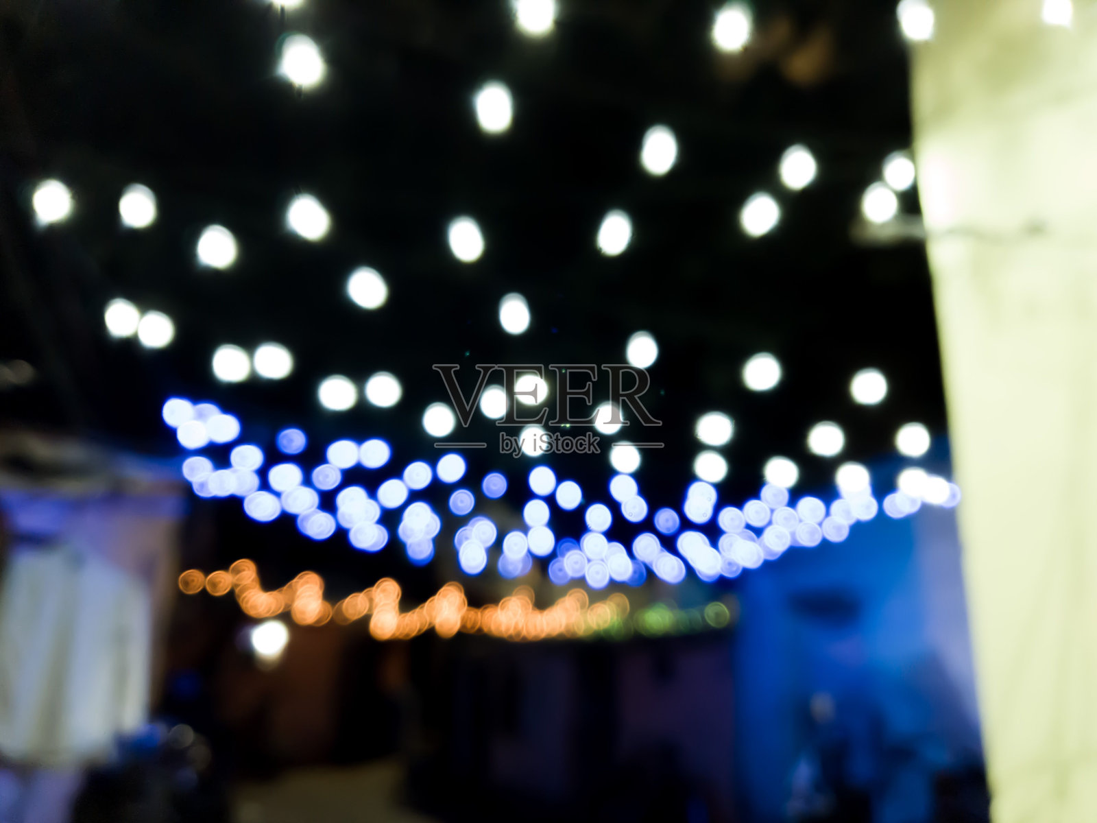 天花板上挂着一堆光球的模糊图像照片摄影图片