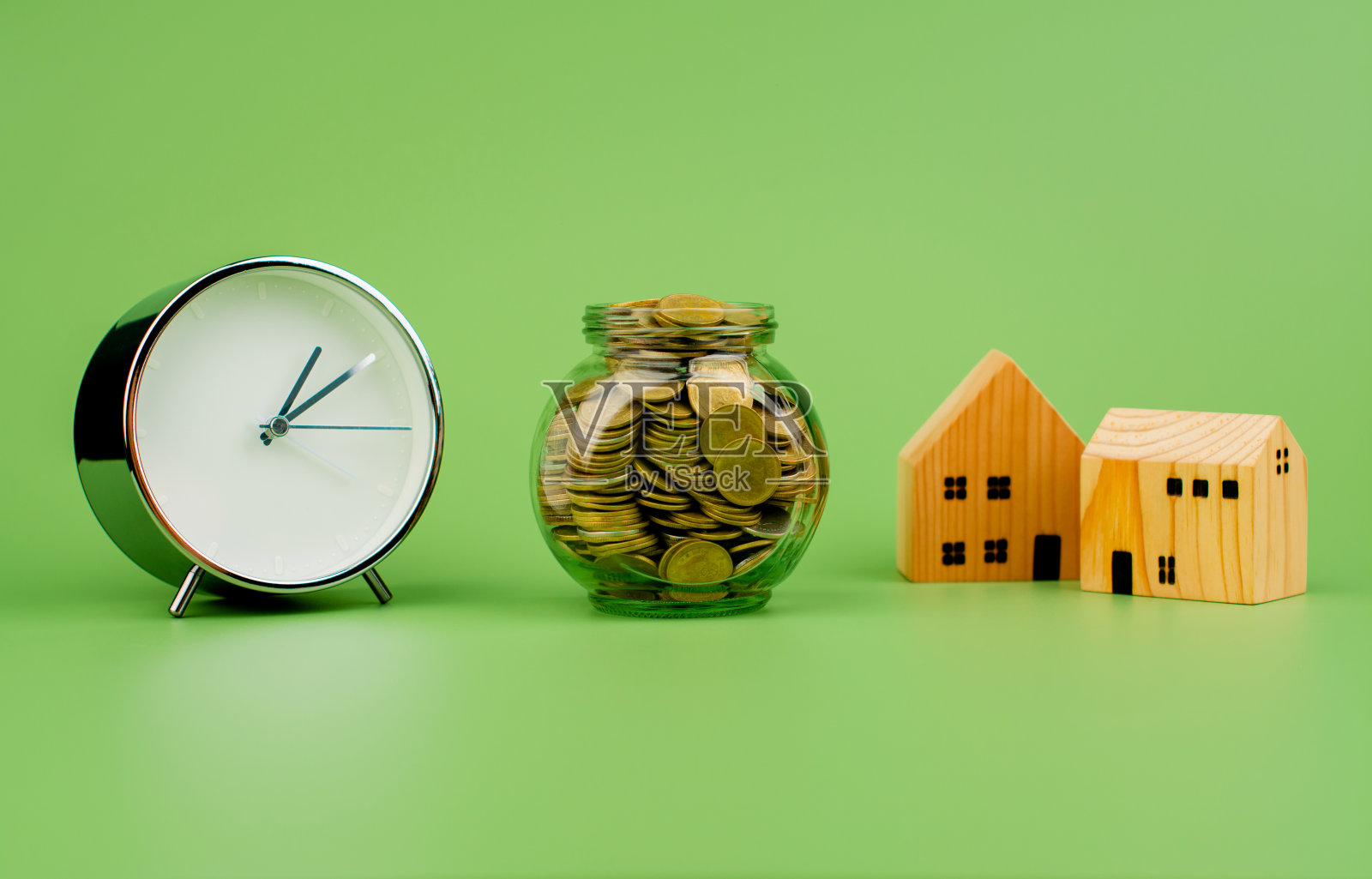 在玻璃罐里存钱金融，银行，投资，财务增长财务收入，现金流，收入和支出照片摄影图片