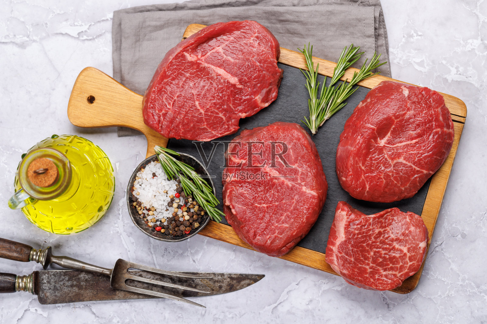 生牛柳排在砧板上，新鲜的，未煮的照片摄影图片