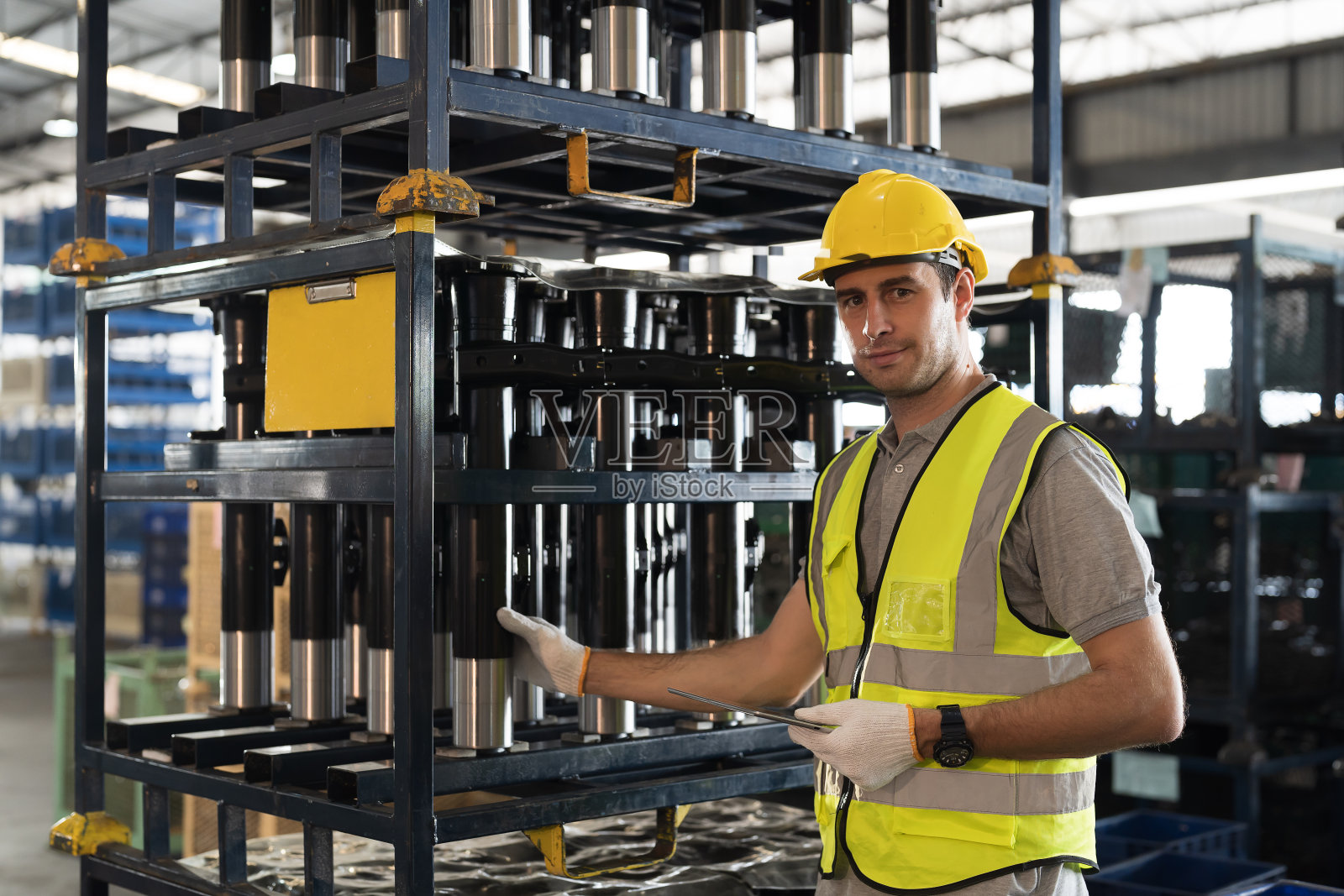 仓储和制造概念。男性仓库工人，在仓库负责汽车零配件的平板和质量检验照片摄影图片