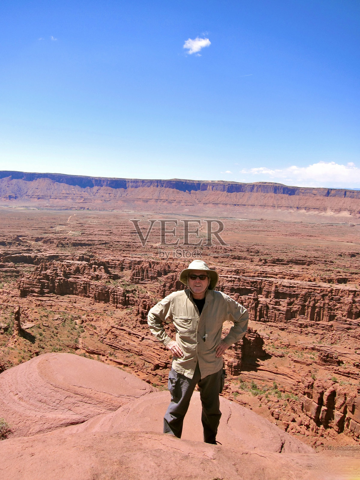 在Fisher Towers的小径尽头照片摄影图片