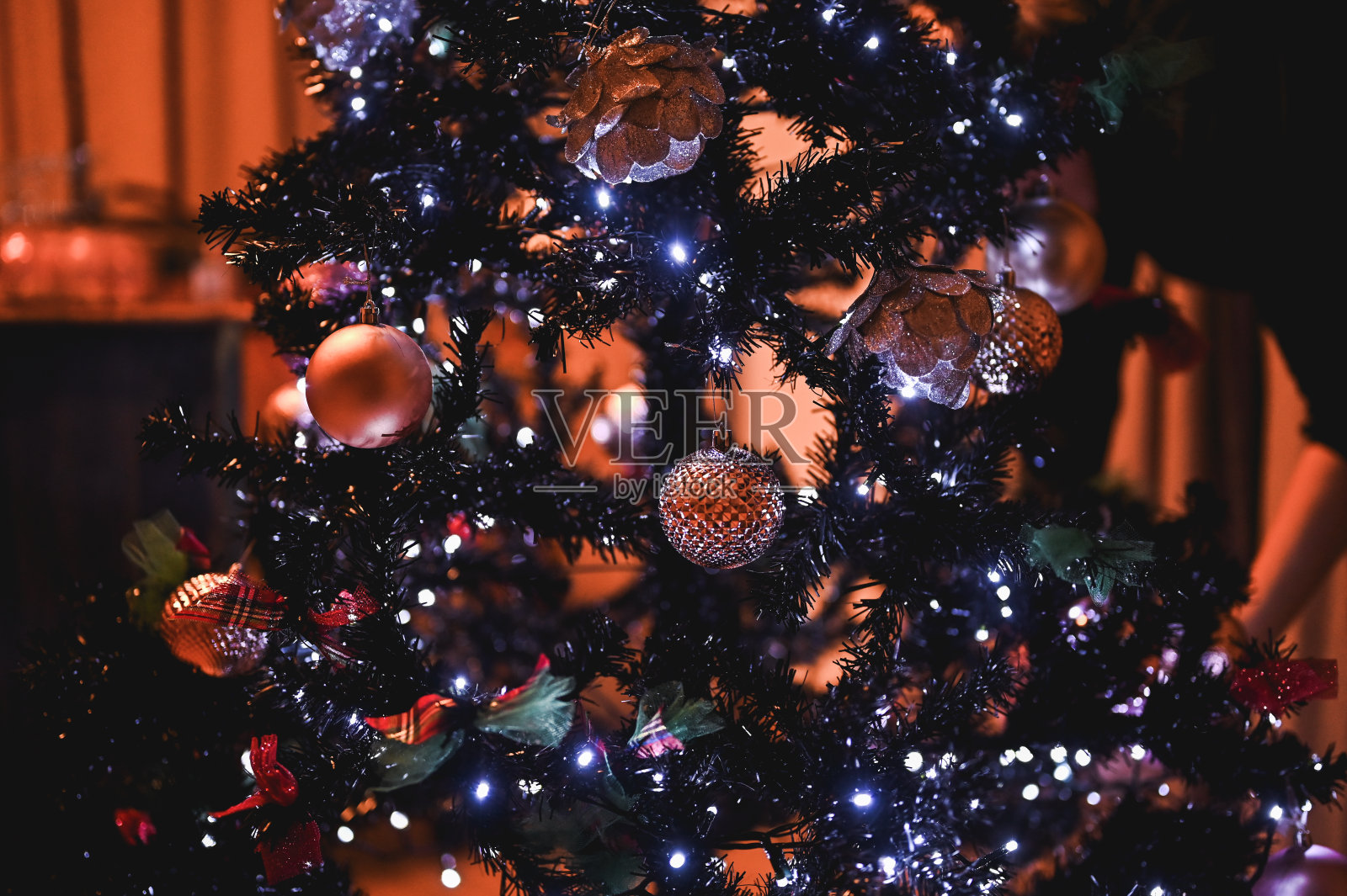 装饰圣诞树的特写。照片摄影图片