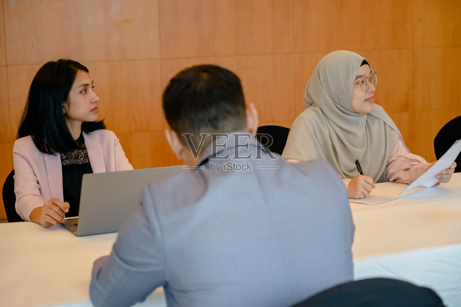 商务人士在会议室照片摄影图片