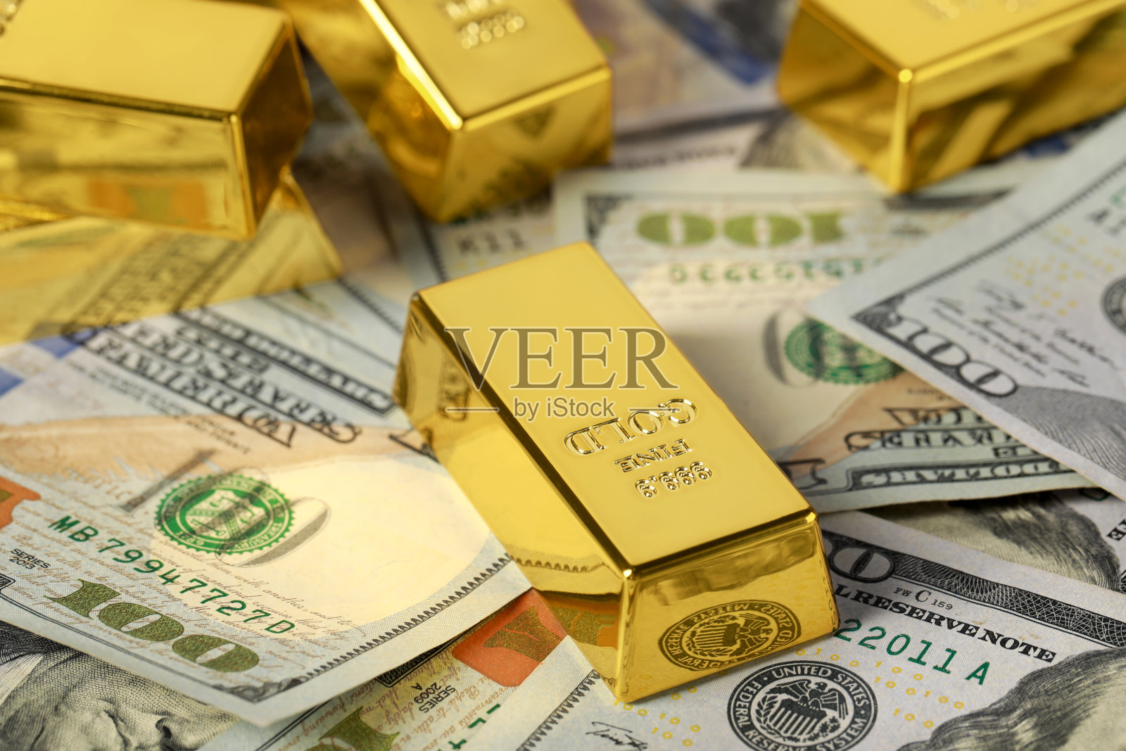 美钞上闪亮的金条，特写照片摄影图片