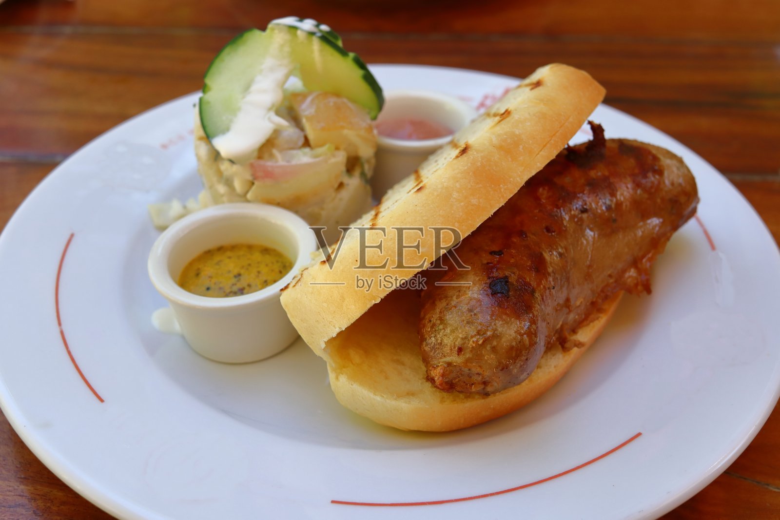 猪肉和牛肉香肠夹在烤面包里的三明治照片摄影图片