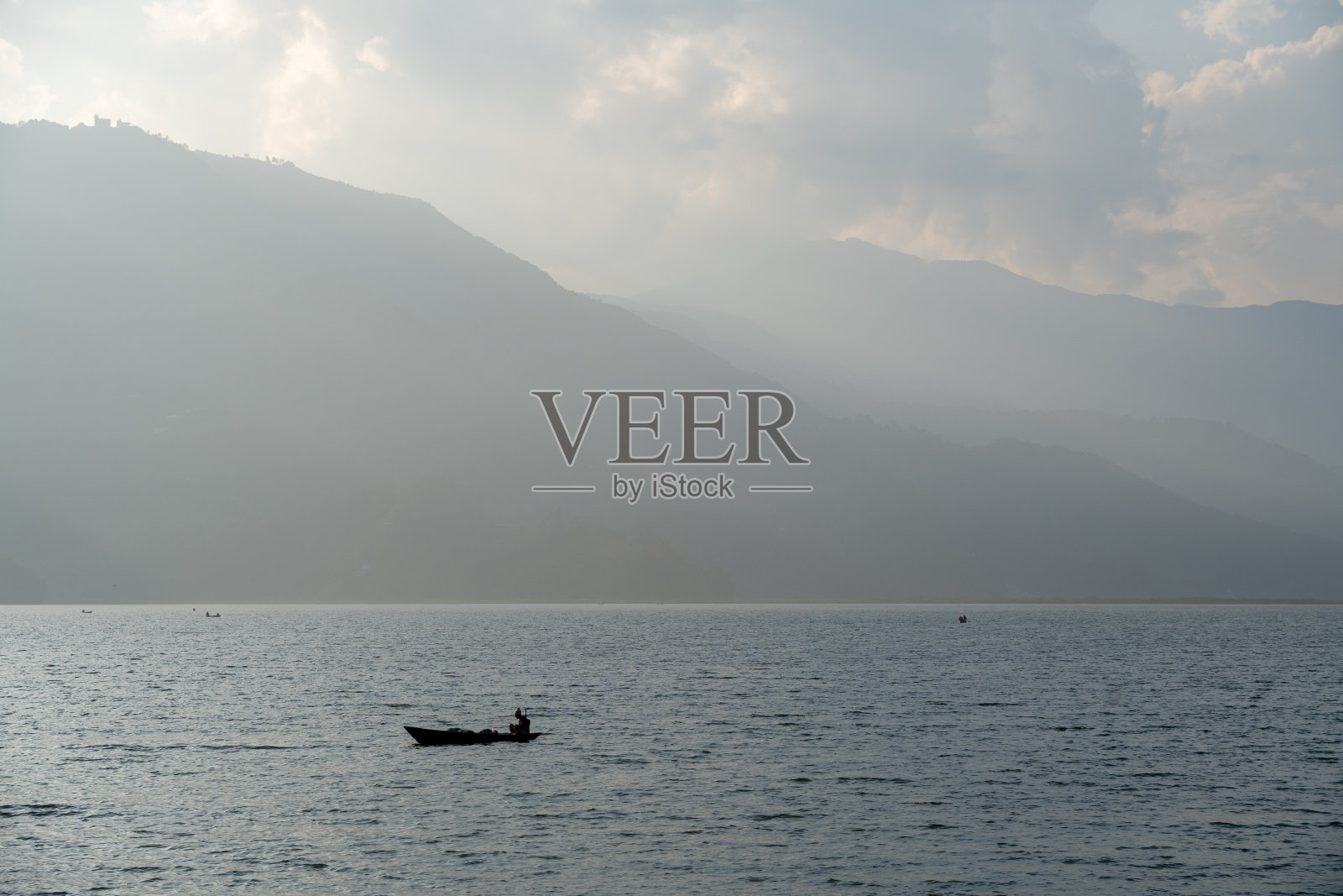 在少瓦湖上划船照片摄影图片