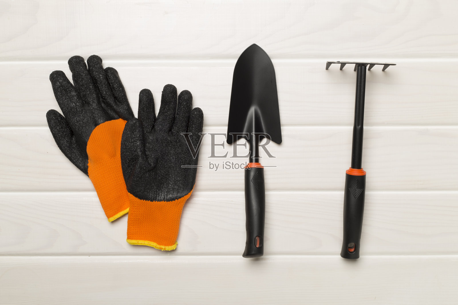 木制背景上的园艺工具，俯视图照片摄影图片