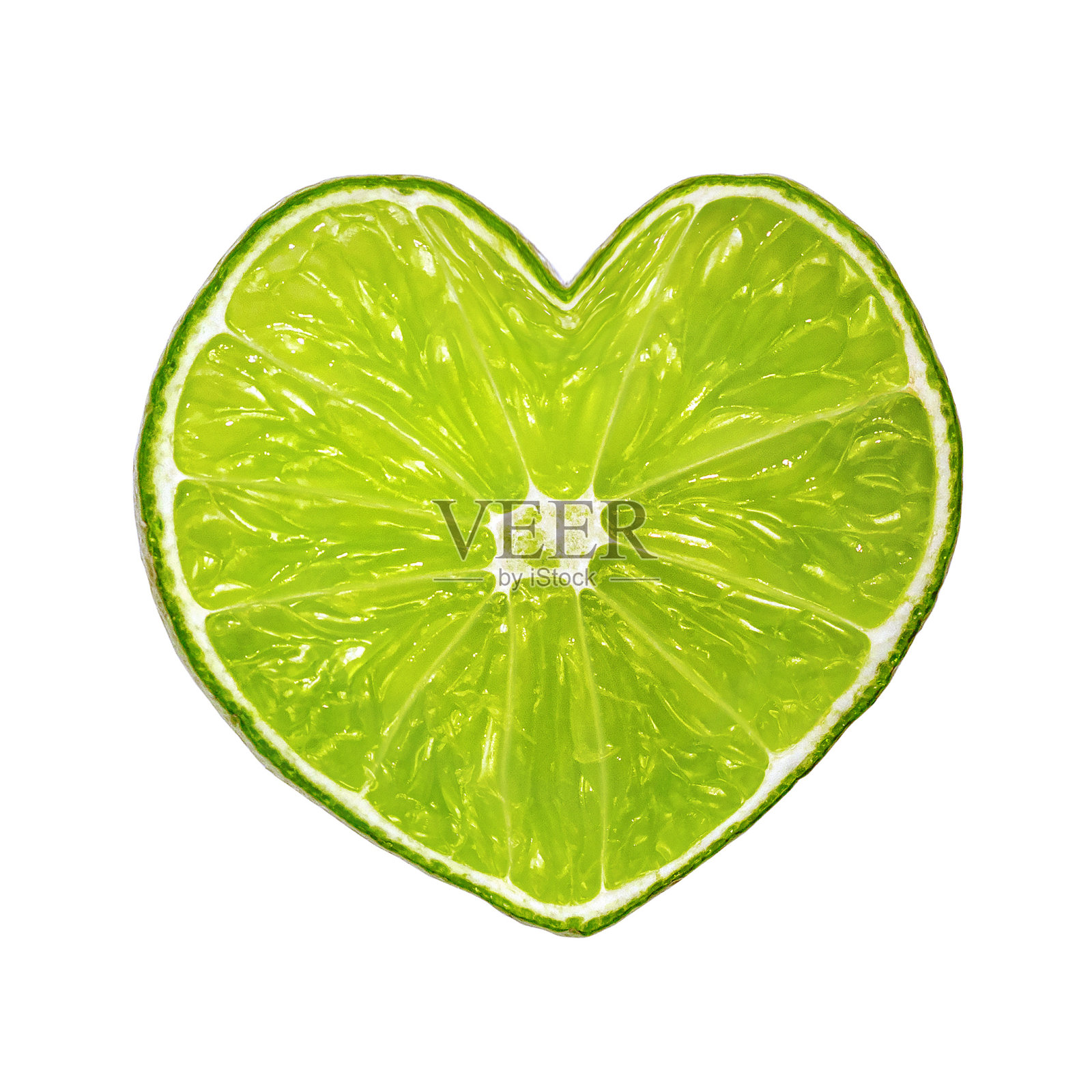 在白色的背景上孤立的心形石灰片。柑橘类水果照片摄影图片