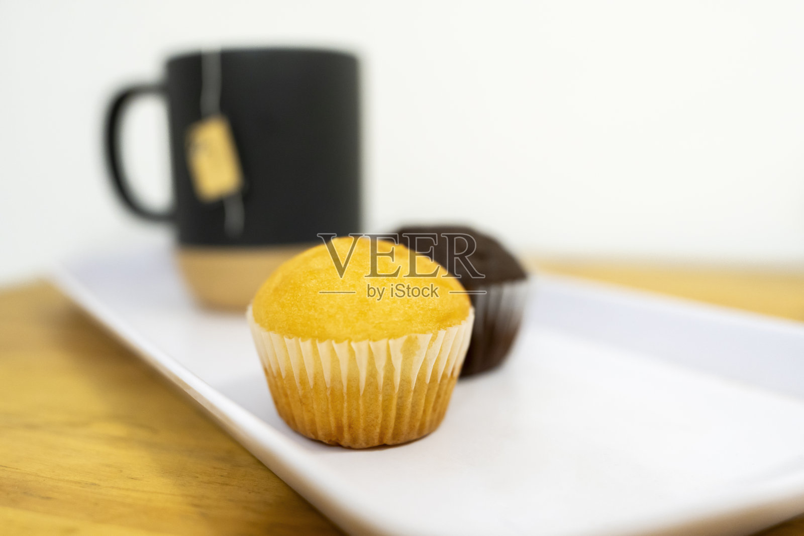 托盘里有松饼和茶。暂停，休息，放松的概念照片摄影图片