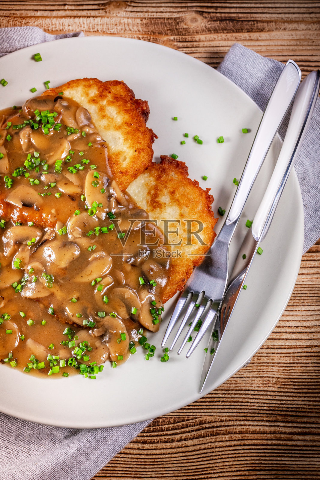 香脆土豆煎饼配蘑菇酱照片摄影图片