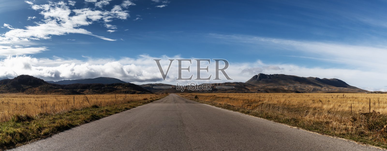 这条乡村公路通往意大利亚平宁山脉的格兰萨索和蒙蒂拉加国家公园照片摄影图片