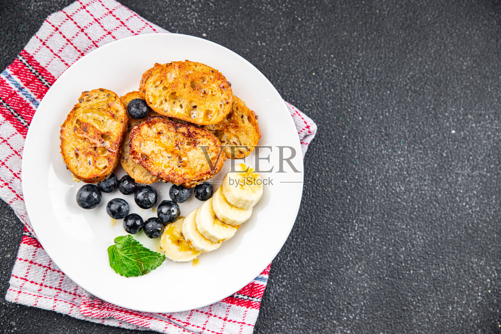 法式吐司甜浆果早餐，香蕉煎饼新鲜美味的烹饪开胃菜餐食品小吃在桌子上复制空间照片摄影图片