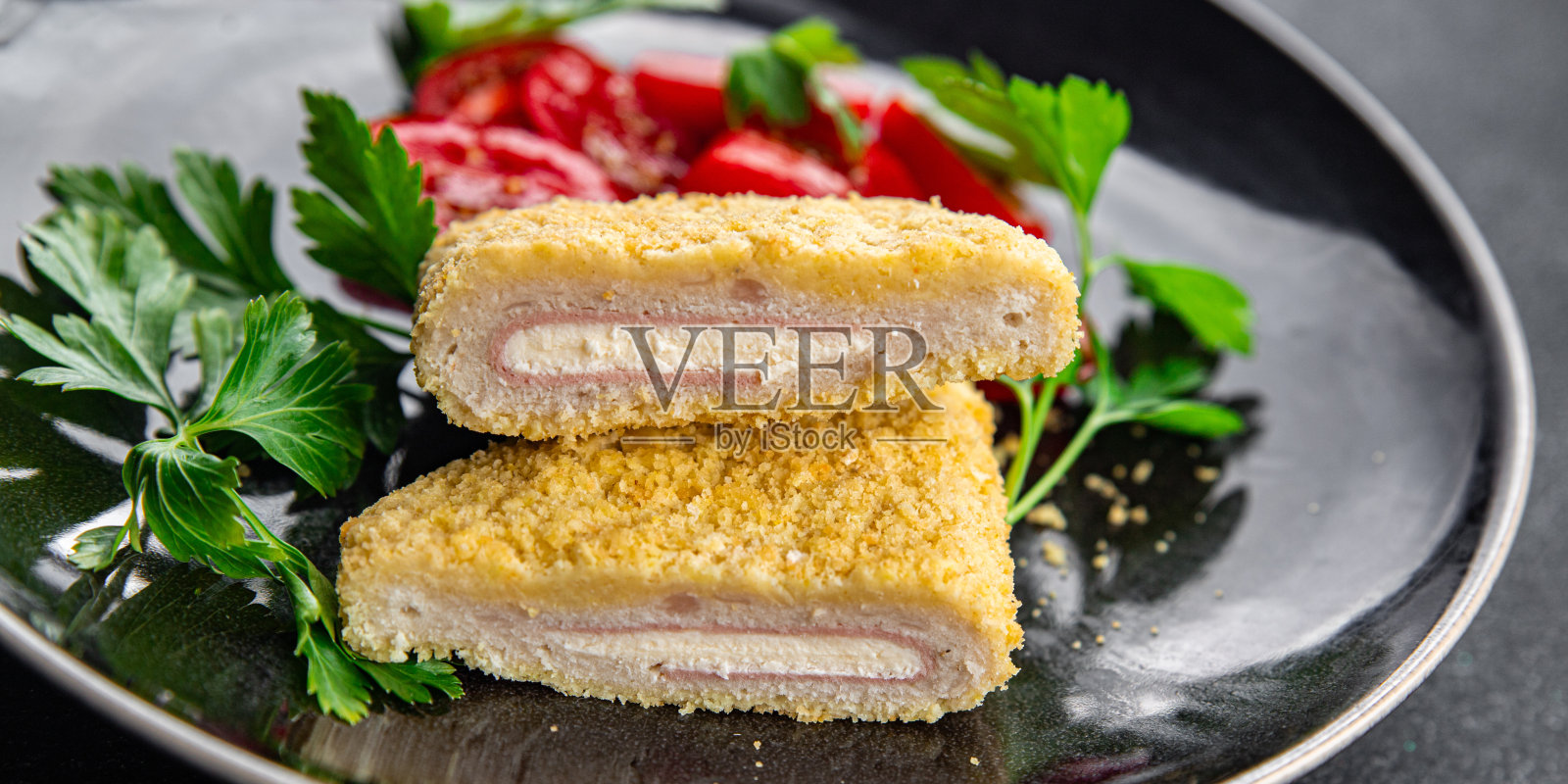 肉排带蓝带新鲜鸡肉、芝士、培根餐食，餐桌上的小吃复制空间食品照片摄影图片