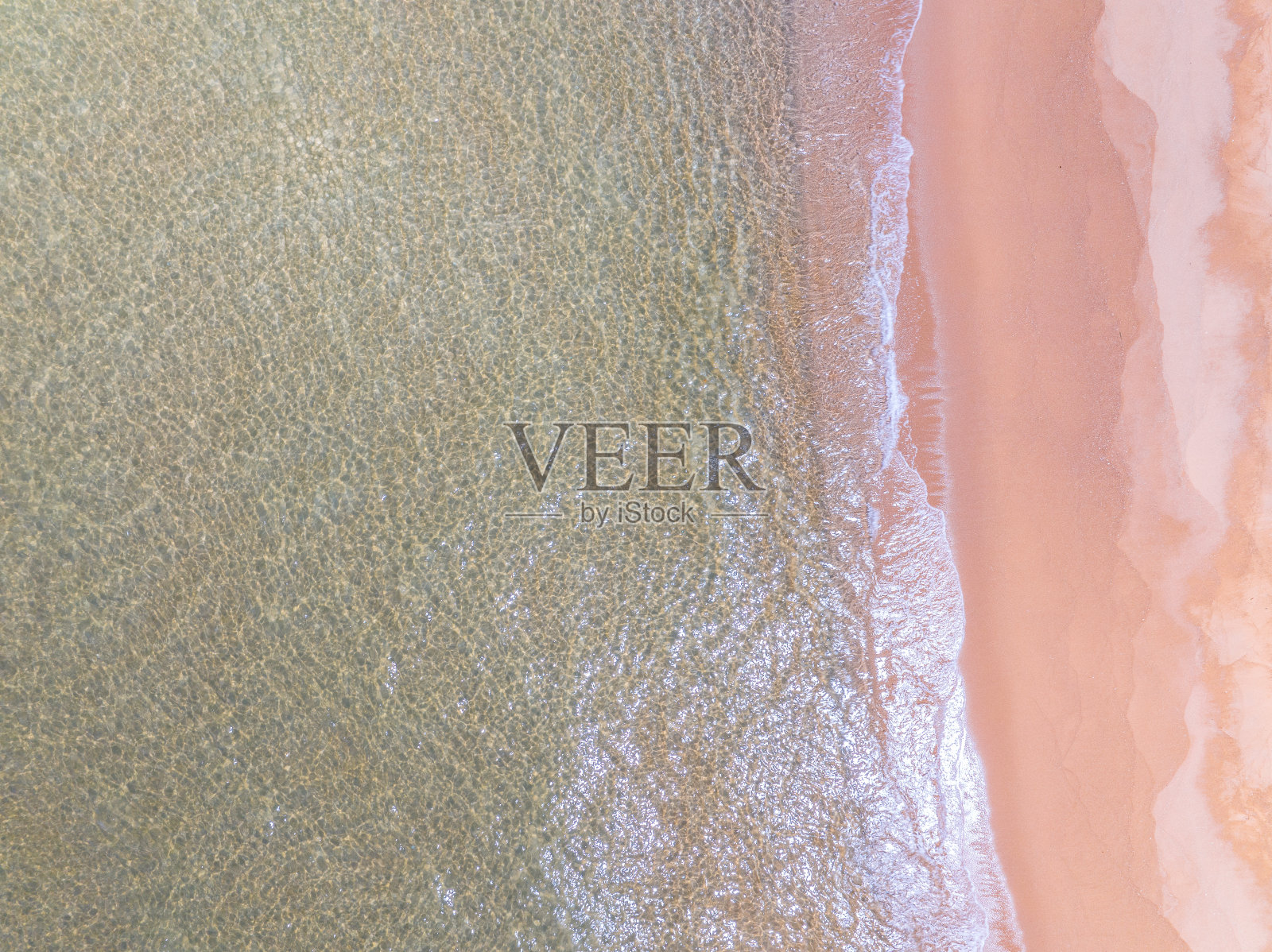 海滩沙滩上的白色泡沫海浪鸟瞰图，俯视图海滩海面，自然海滩沙滩背景照片摄影图片