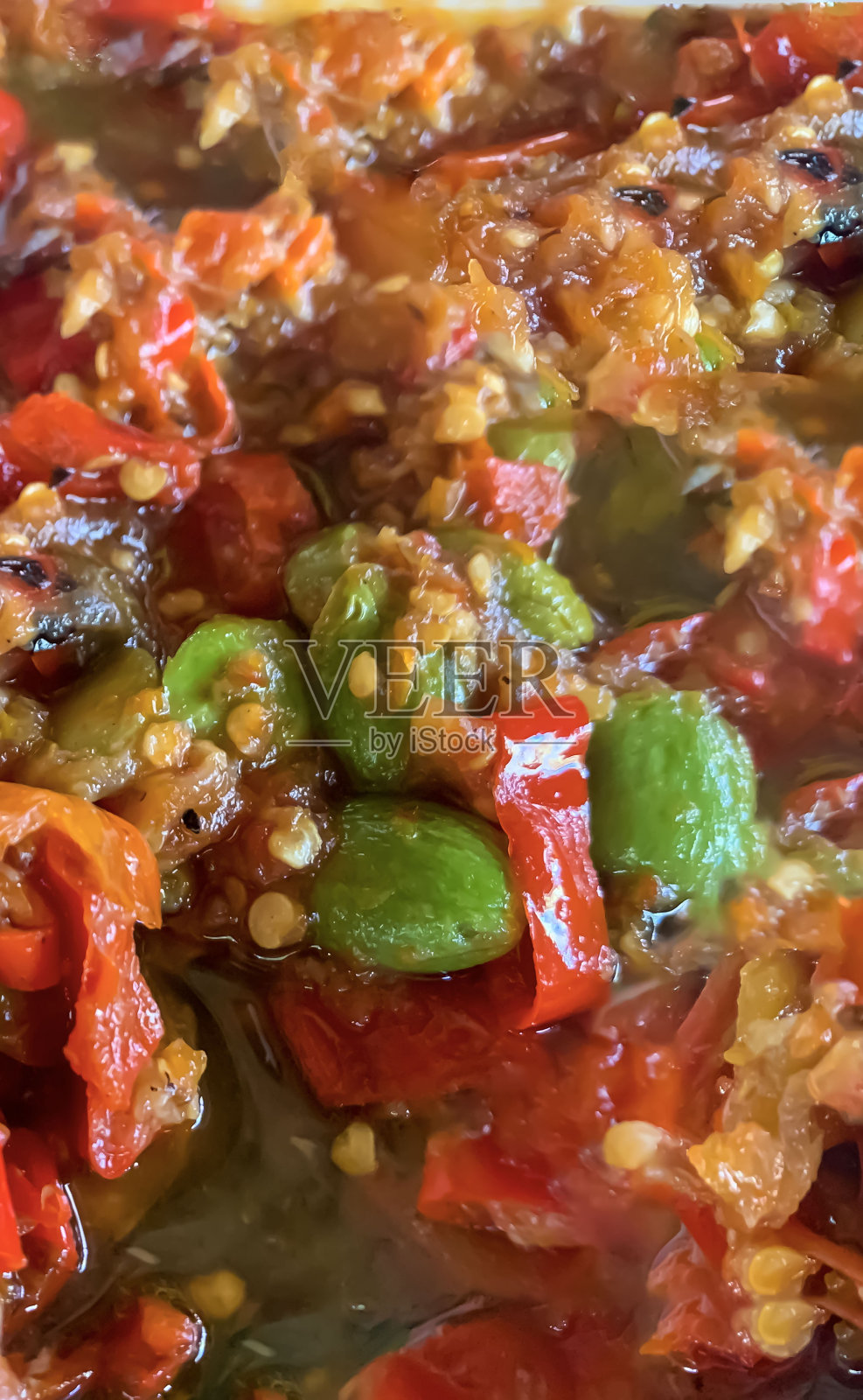 森巴彼得（彼得）或苦豆配辣椒酱，朴豆，一种受欢迎的印尼菜肴。美味的食物照片摄影图片