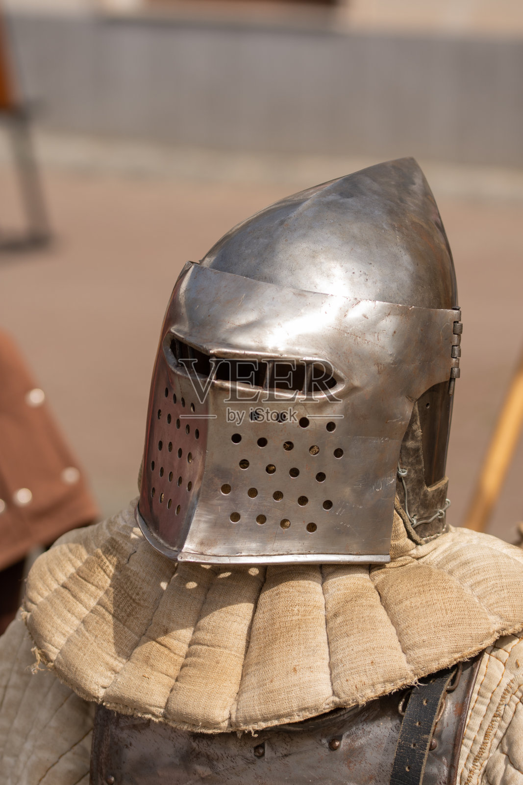 罗马尼亚的银色中世纪斯巴达克斯头盔骑士照片摄影图片