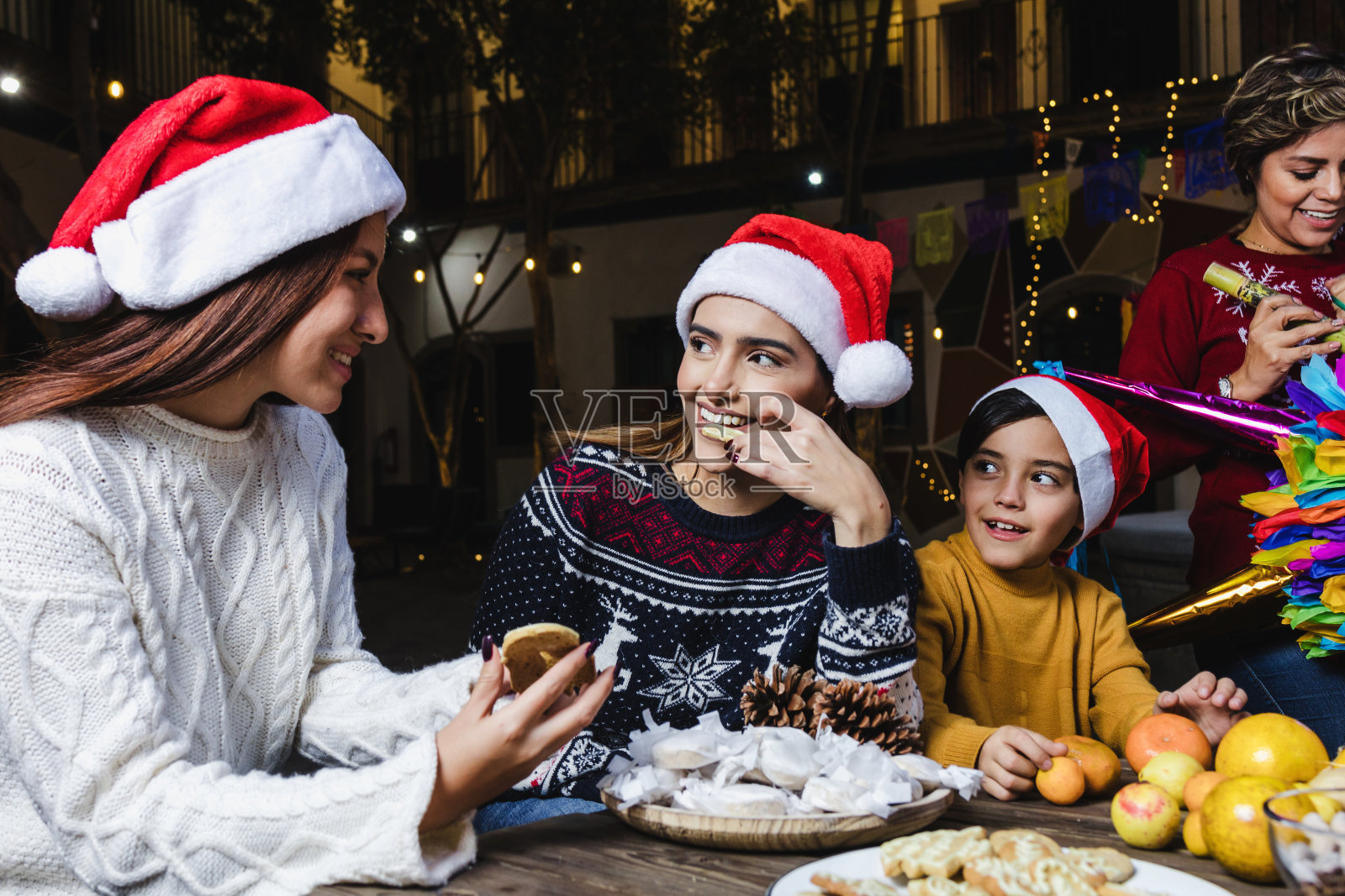 拉丁美洲的墨西哥家庭在圣诞节前夕庆祝墨西哥波萨达斯，这是节日中的传统聚会照片摄影图片