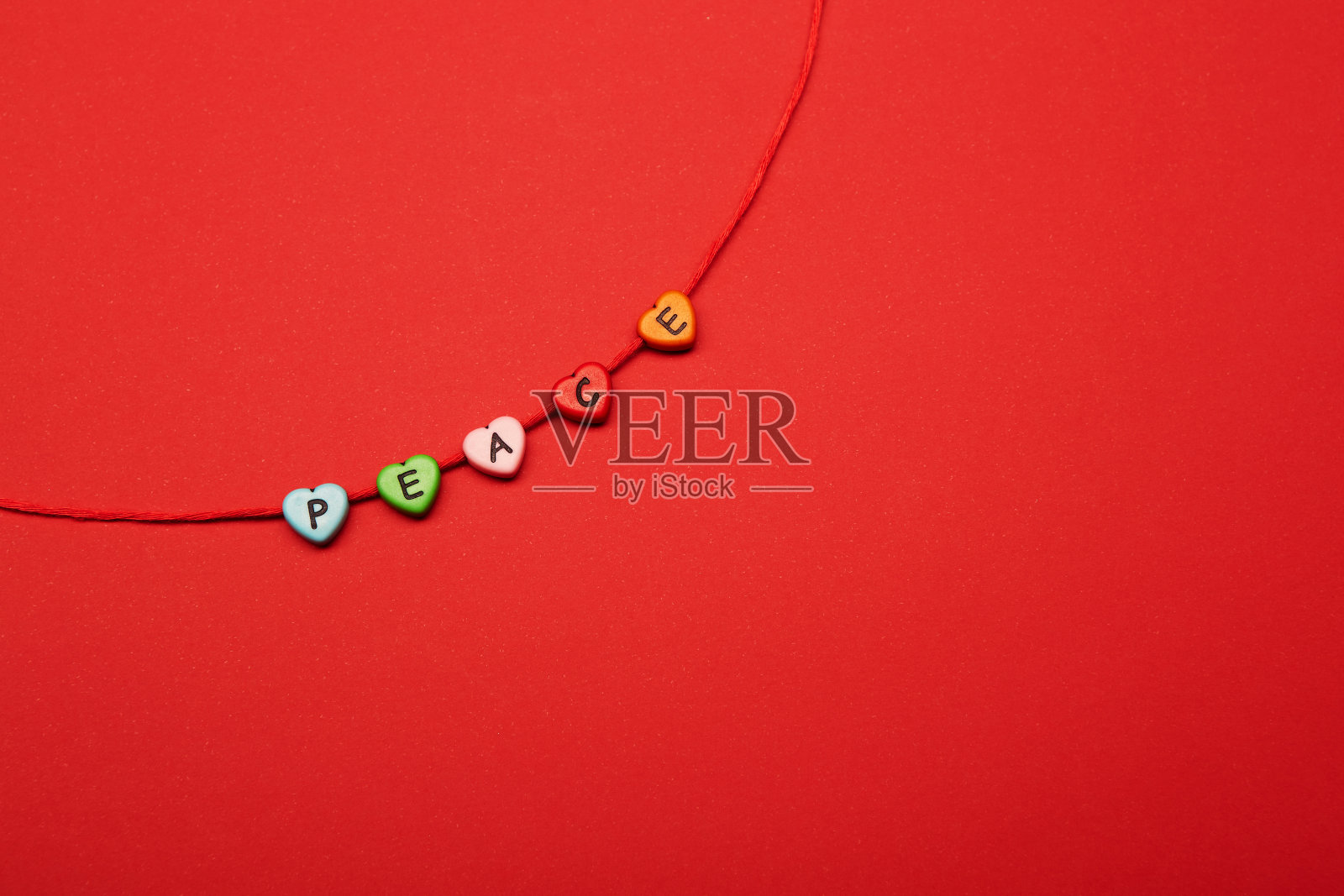 心形珠子与字母和平的世界照片摄影图片