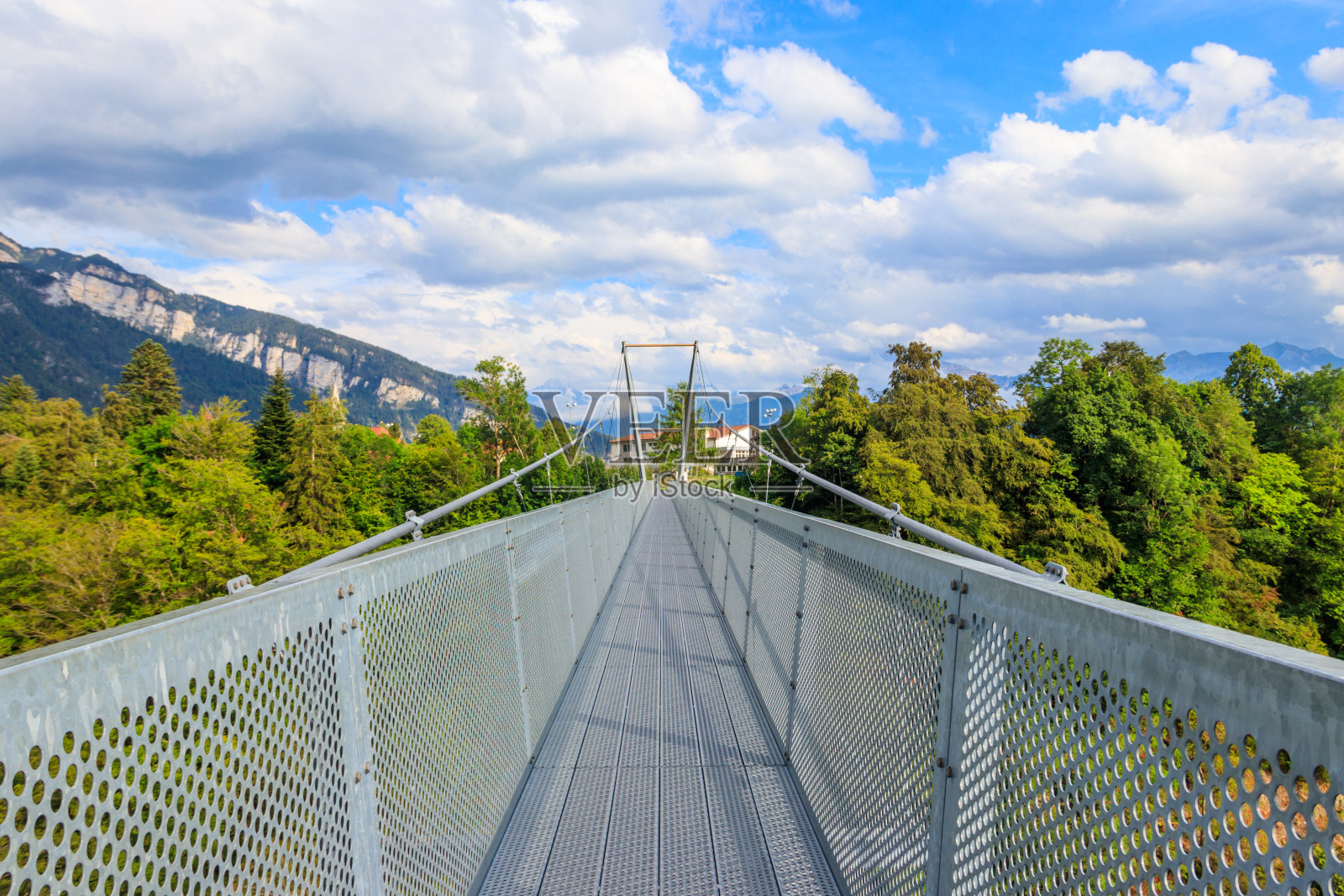 瑞士Sigriswil的Gummi峡谷上的悬浮行人全景桥照片摄影图片