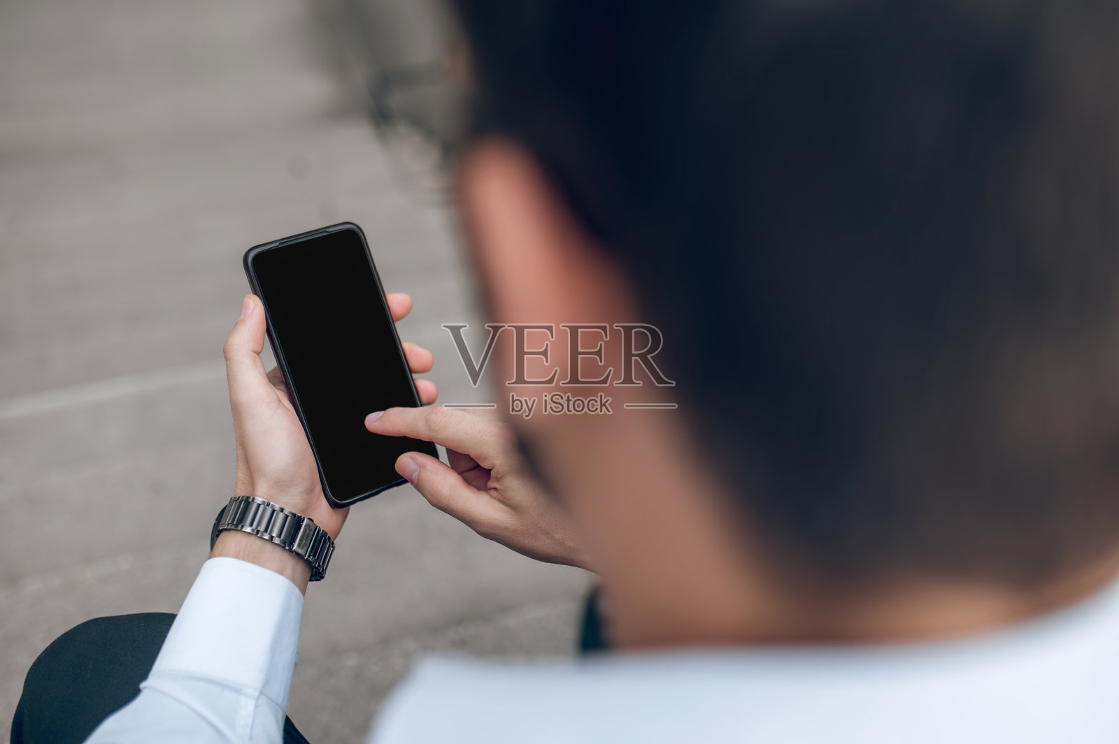 一个手里拿着电话在打字的人照片摄影图片