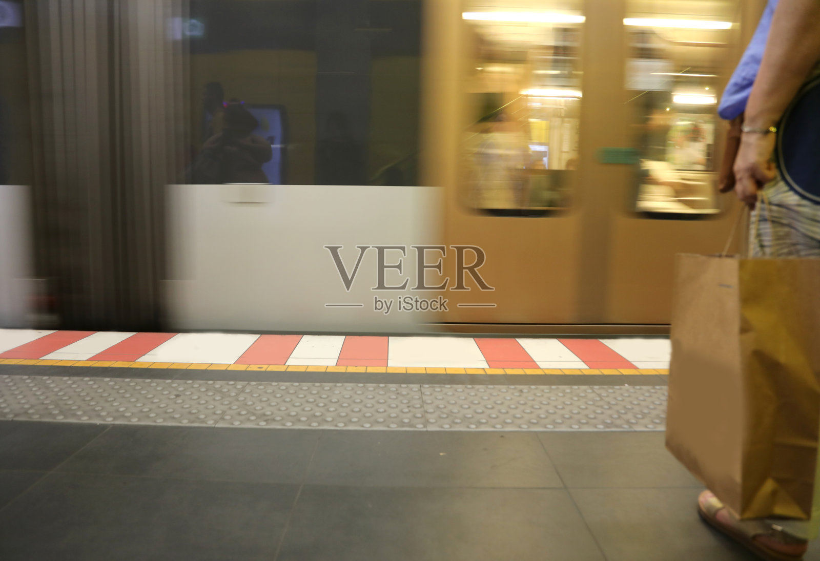 地下车站的地铁车厢推拉门是旅行或通勤概念的理想背景照片摄影图片