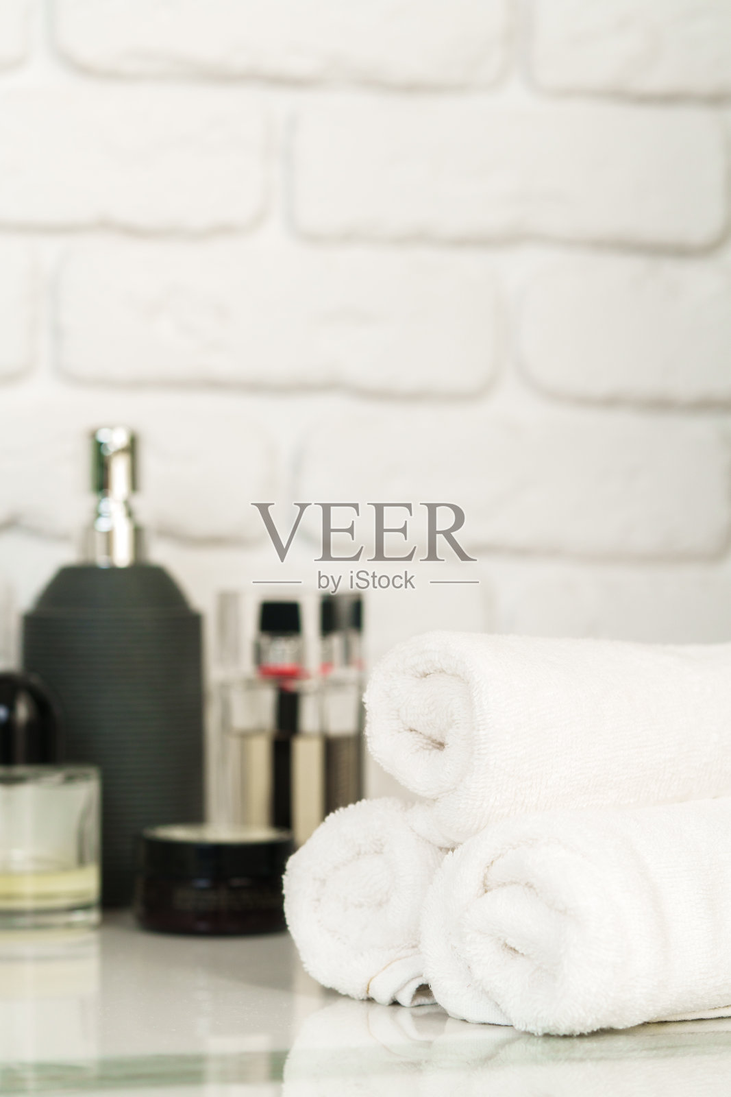 浴室里有一堆白毛巾照片摄影图片