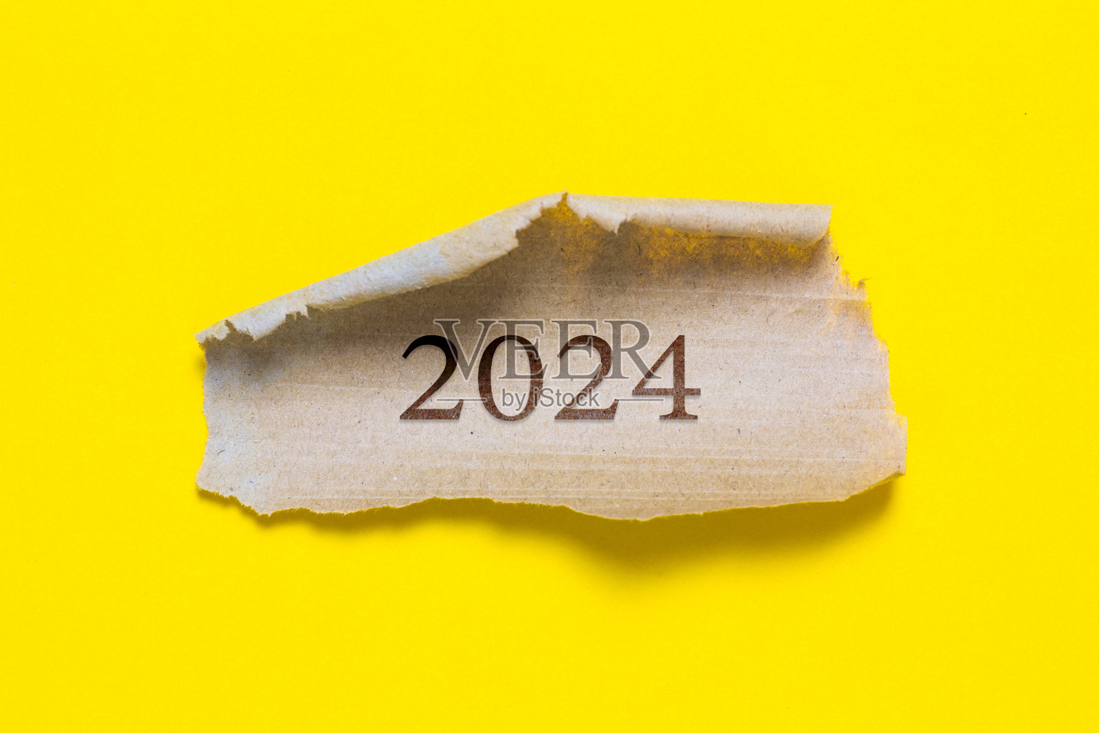 2024年文字，撕破的工作纸纹理背景照片摄影图片