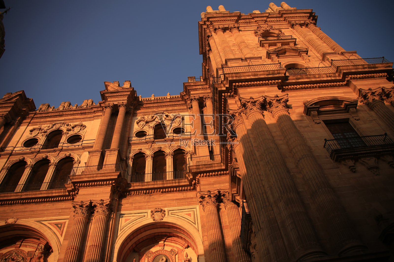 日落时分的马拉加教堂照片摄影图片