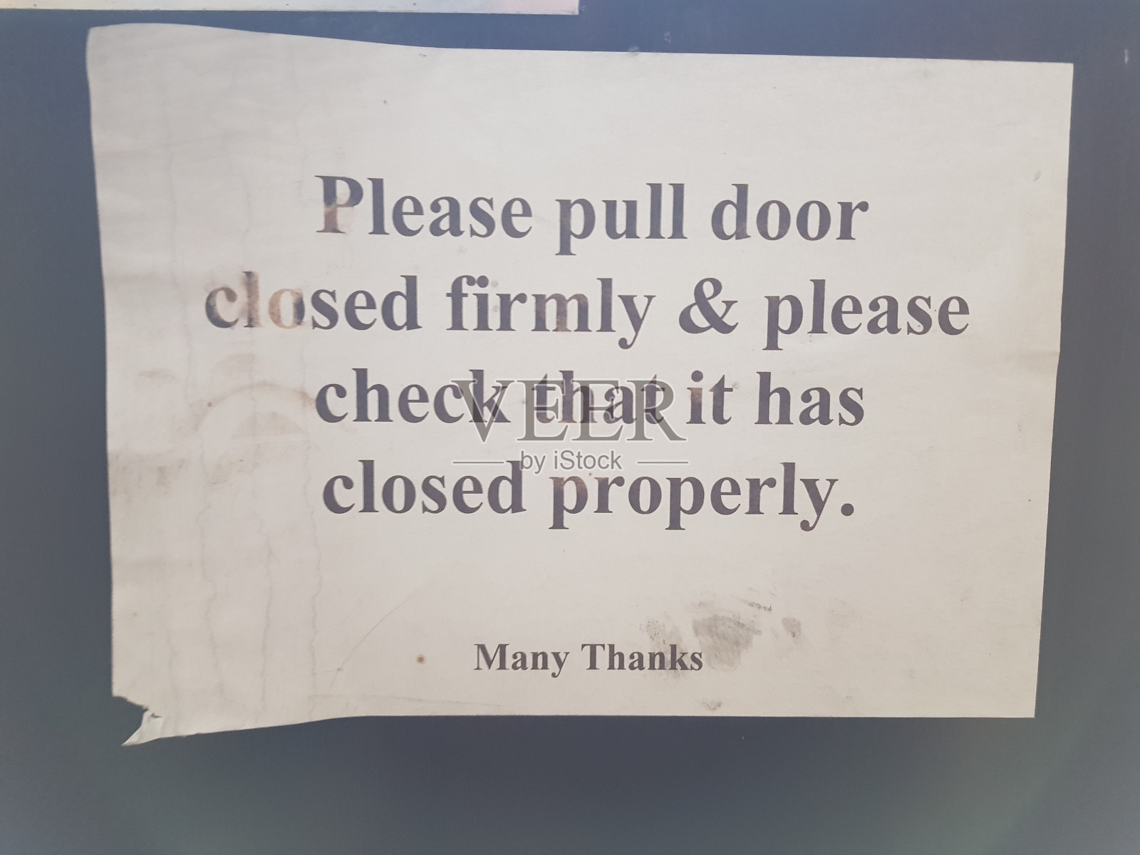 在苏格兰、英格兰、英国的格拉斯哥，关于关门和检查门是否关好的提示牌照片摄影图片