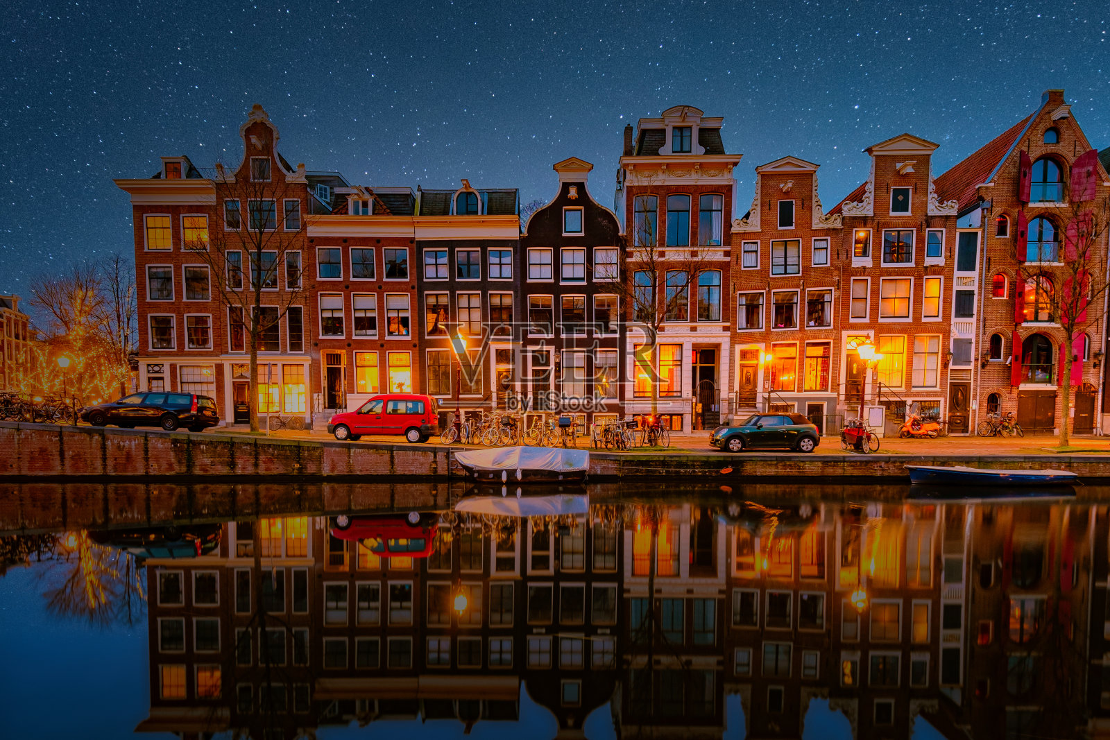 荷兰阿姆斯特丹的运河在12月的夜晚灯火通明照片摄影图片